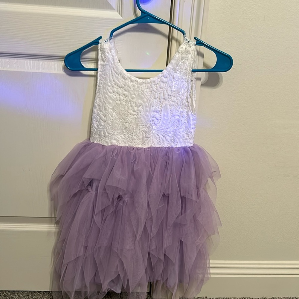 9-10 year ago fit. Flower girl dress
